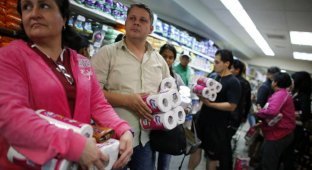 Дефицит туалетной бумаги в Венесуэле (7 фото)
