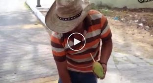 Уличный торговец нарезал манго в уникальном стиле