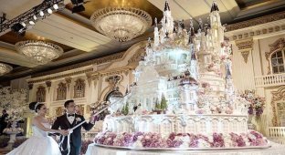 Грандиозный свадебный торт, над созданием которого кондитеры трудились больше месяца (3 фото)