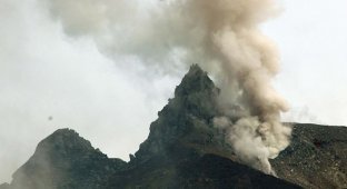 Извержение мощного вулкана в Индоенезии (9 фотографий)