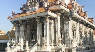 "Храм Дэвида Бекхема" - одно из самых странных религиозных зданий в мире (14 фото)