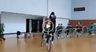 Девушка которая бегает по велосипедистам