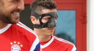 Курьезные маски травмированных футболистов (13 фото)