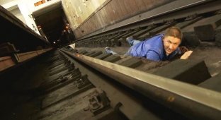 Что делать при падении на рельсы в метро. Инструкция, которая спасет жизни! (4 фото + 1 видео)