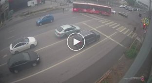 Решила немного срезать в Волгограде автобус сбил пенсионерку
