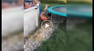 Девушка крайне неудачно прыгнула в бассейн через батут