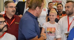 Арнольд Шварценеггер познакомился с белорусской спортсменкой, блеснувшей на турнире «Арнольд Классик Европа 2015» (10 фото)