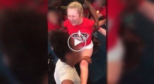 В США учительница физкультуры насильно заставила восьмиклассницу впервые сесть на шпагат