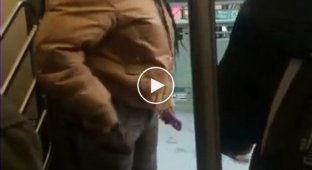 Разъяренная афроамериканка плюет в мужчину из-за места в поезде