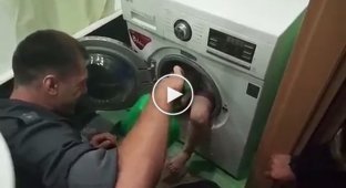 Мальчик застрял в стиральной машине