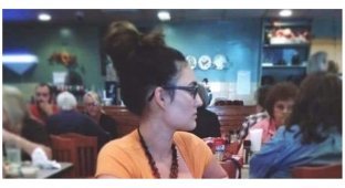 Студент из Филлипин возмутила кормящей грудью ребенка в кафе женщина (2 фото)
