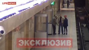 Мужик скинул работника метро на рельсы