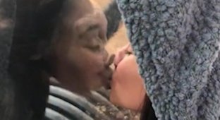 Шимпанзе подарил посетительнице зоопарка поцелуй (2 фото + 1 видео)