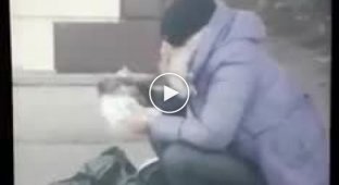 В Полтаве очевидцы заметили женщину, которая поедала голубя