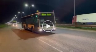 11 пасажирських автобусів, які передали Києву владу Риги, вже перетнули кордон і прямують до столиці