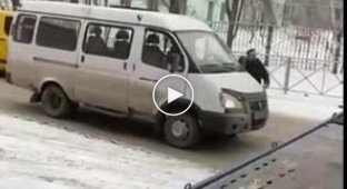 Тем временем в Новосибирске нервные водители требуют убрать эвакуатор (мат)