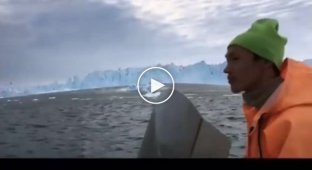 Волна от перевернувшейся глыбы айсберга чуть не накрыла катер с людьми