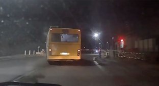 Автобус с пассажирами врезался в барьер на железнодорожном переезде в Мурманской области (2 фото + 1 видео)