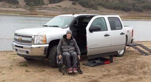 Инвалидная коляска грязи не боится (6 фото)