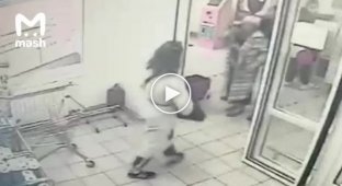 В Москве неадекватный мужчина с топором напал на покупателей в магазине