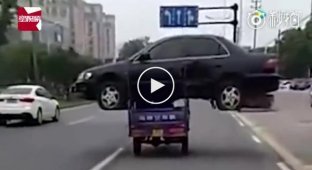 Китаец перевозил авто на мотоцикле