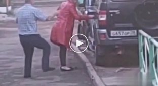Женщина хотела поджечь машину мужчине