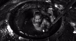 Черная работа индийских коммунальщиков (12 фото)