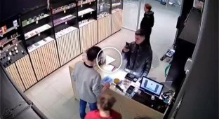 В Мурманске мужчина выкинул парня из магазина, который решил подраться с продавцом