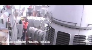 Видео о ситуации с борта заблокированного российскими оккупантами тральщика Черкассы (майдан)
