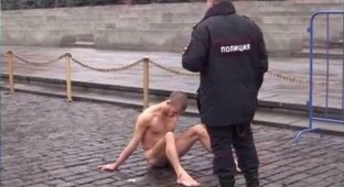 Художник прибил свои гениталии к брусчатке Красной площади (9 фото)