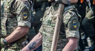История фото: "Сержант Тор", или Зачем "Азову" молот