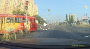 Мотоциклист в Киеве ударился головой о бетонный столб