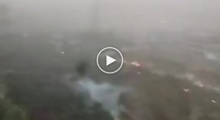 Попавшая в китайский небоскреб молния устроила впечатляющее световое шоу