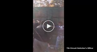 В Сети опубликовали видео спасения заложницы, которую маньяк держал на цепи в контейнере