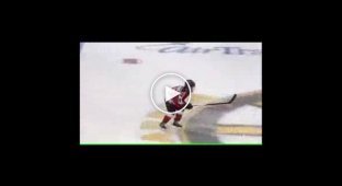 9 летний мальчик, показывает супер прием в хокее