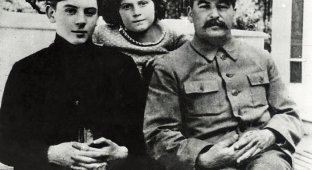 Вот как сейчас выглядит 45-летняя внучка Сталина! (11 фото)