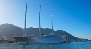 Яхта российского миллиардера Андрея Мельниченко Sailing Yacht A на испытаниях в Гибралтаре (6 фото + видео)