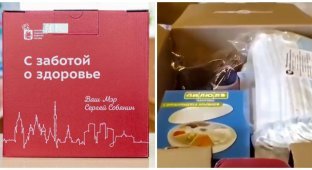 Москвичи показали содержимое подарочного набора для привившихся от ковида пенсионеров (1 фото + 1 видео)