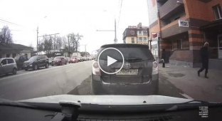 В Брянске пешеход бросился на капот автомобиля