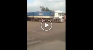 Прыжок самоубийцы под колеса грузовика (жесть)