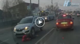 В Брянске сняли страшное видео наезда машины на 22-летнюю девушку