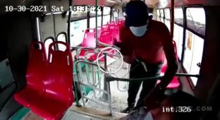 Колумбийский грабитель и смелые пассажиры автобуса