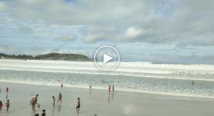 На пляже в Рио-де-Жанейро огромная волна застала врасплох туристов