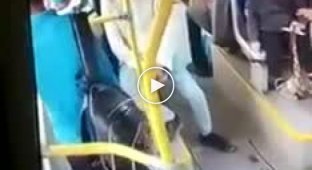 Видео нападения мужчины с ножом на пассажира автобуса в Новосибирске