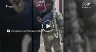 Якутские пожарные отбивают друг друга молотками, чтобы снять обледеневшие костюмы