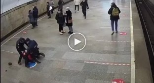 Двое мигрантов избили полицейских в московском метро
