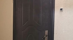 Что не так с входной дверью? (3 фото)