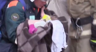 Из-под завалов в Магнитогорске спасли 10-месячного младенца (5 фото + 2 видео)