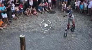 Велосипедист удивил зевак мастерством баланса