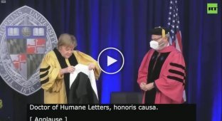 Ангела Меркель запуталась в костюме на вручении докторской степени в Университете Джонса Хопкинса